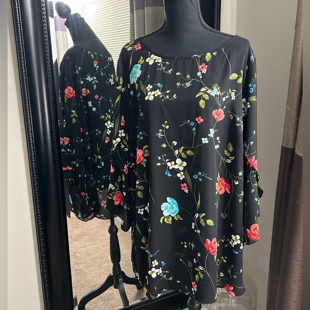 EUC Worthington 2x flowy Blouse w/ flutter sleeves